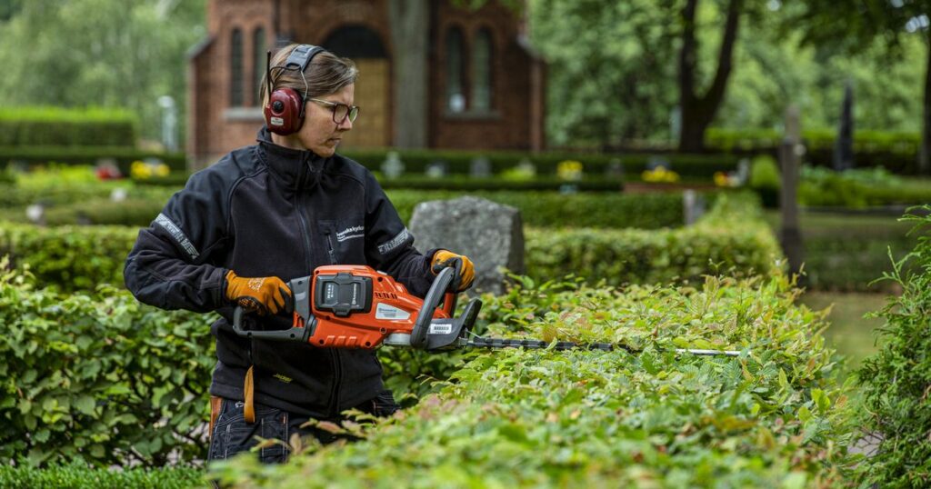 women cutting hedge